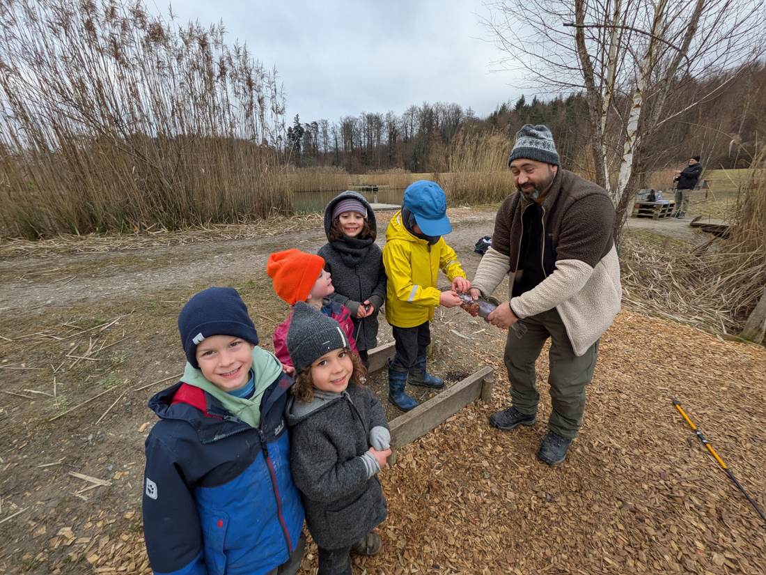 Ibi mit Kindern am Weiher